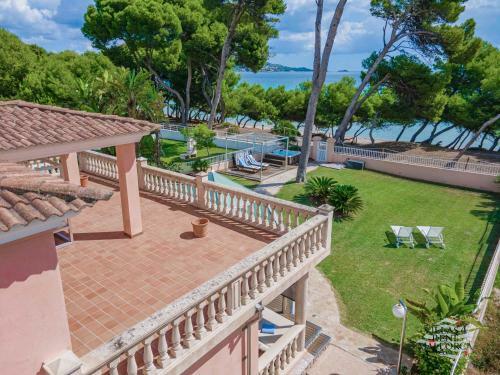 Beach Front Villa 8 Guests In Alcudia Jacuzzi