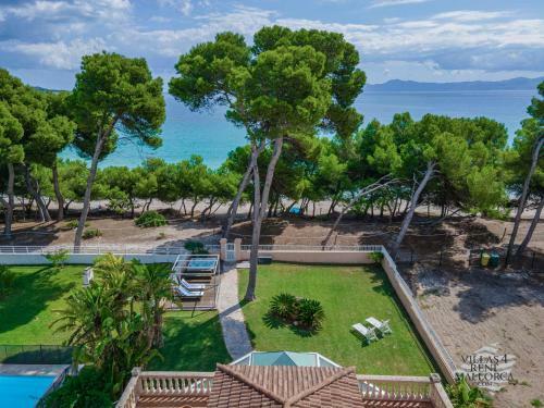 Beach Front Villa 8 Guests In Alcudia Jacuzzi