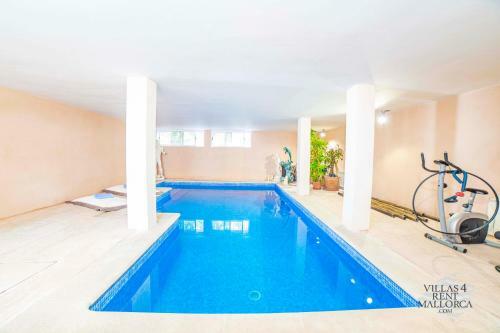 Beach Front Villa 8 Guests In Alcudia Jacuzzi