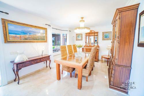 Beach Front Villa 8 Guests In Alcudia Jacuzzi