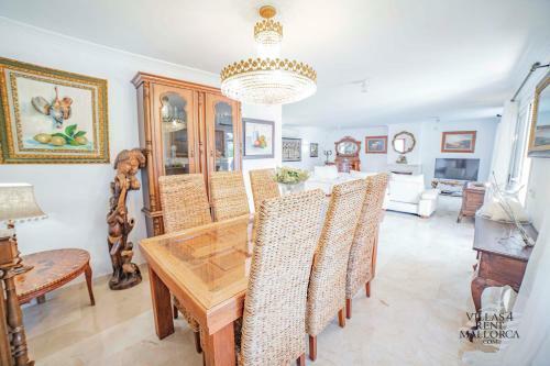 Beach Front Villa 8 Guests In Alcudia Jacuzzi