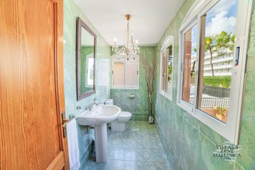 Beach Front Villa 8 Guests In Alcudia Jacuzzi