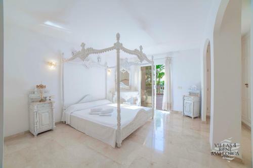 Beach Front Villa 8 Guests In Alcudia Jacuzzi