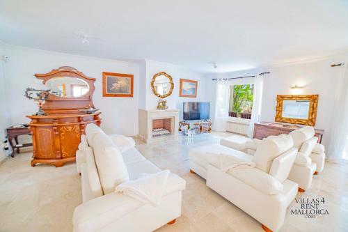 Beach Front Villa 8 Guests In Alcudia Jacuzzi