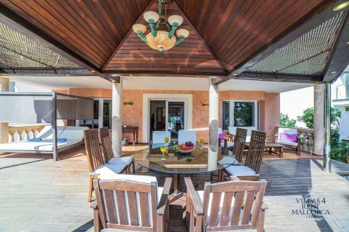 Beach Front Villa 8 Guests In Alcudia Jacuzzi