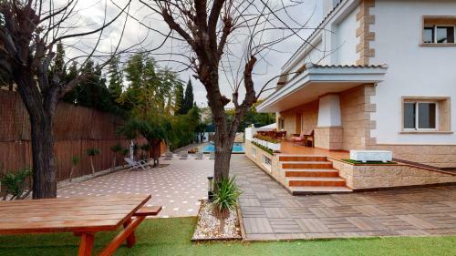 Paradisiac Villa In The City