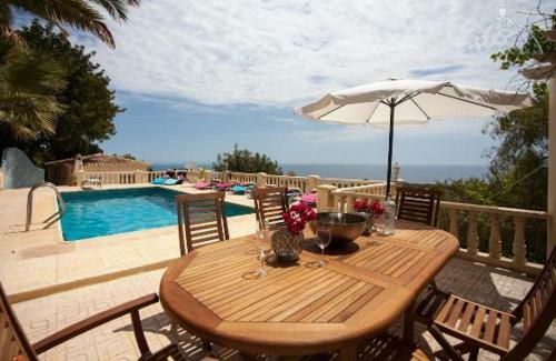 Altea Villa Sleeps 8 Pool Air Con Wifi