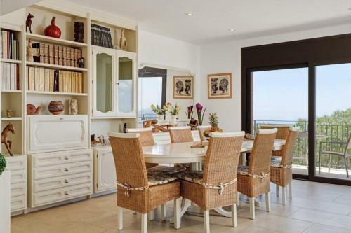 Begur Villa Sleeps 10 With Pool Air Con And Wifi