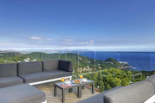 Villa In Begur Sleeps 8 With Pool And Air Con