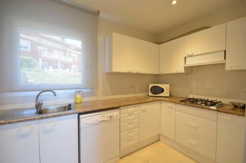 Begur Apartment Sleeps 4 With Pool And Wifi