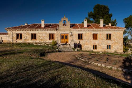 Baltanas Villa Sleeps 17 With Pool