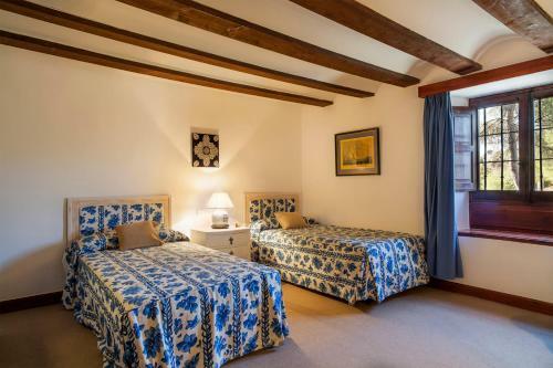 Baltanas Villa Sleeps 17 With Pool