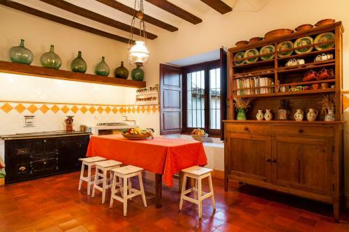 Baltanas Villa Sleeps 17 With Pool