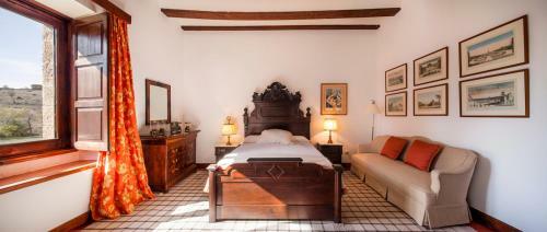 Baltanas Villa Sleeps 17 With Pool
