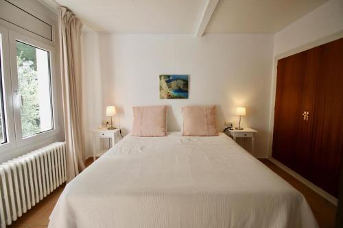 Bell-lloch Villa Sleeps 14 With Pool And Wifi