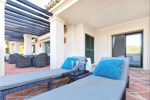 4203 Luxury 3 Bedroom Apartment