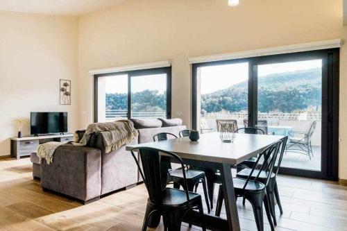 Apartamento Besal� 3 Modern Apt W Terrace Y Great Views AC