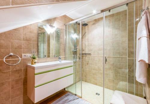 Buger Villa Sleeps 8 With Pool Air Con And Wifi