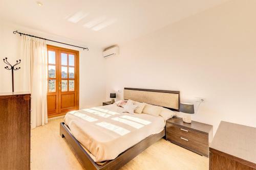 Ullaro Villa Sleeps 8 With Pool And Air Con