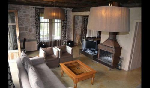 Cardona Villa Sleeps 9 With Pool And Air Con