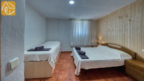 Caules Villa Sleeps 7 Pool Wifi