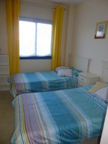 Modern 2 Bed / 2 Bath Apartment Ideally Located By Beach & Marina