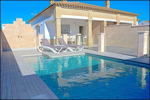 Chalet Pe�uelas Con Piscina