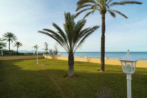 Luxury 3-bed Apartment On The First Beach Line