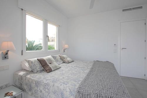Luxury 3-bed Apartment On The First Beach Line