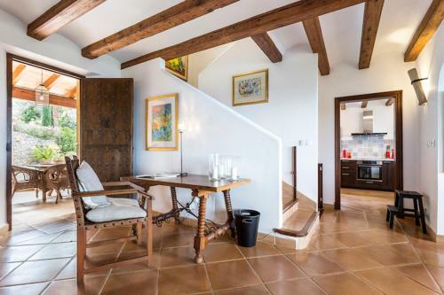 Deia Villa Sleeps 10 With Pool And Air Con