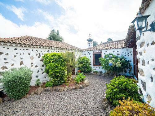 Spacious Holiday Home In El Amparo Amidst Forest