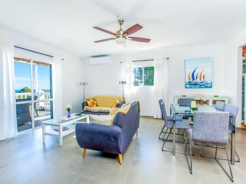 El Molino Villa Sleeps 8 With Pool And Air Con