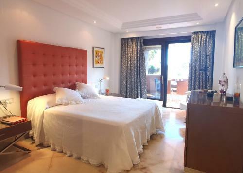Luxurious Two Bedroom Apartment In Mar Azul, Estepona