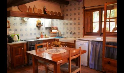 Falset Villa Sleeps 6 With Pool And Air Con