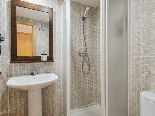 Voguish Apartment In Gudar With Heating