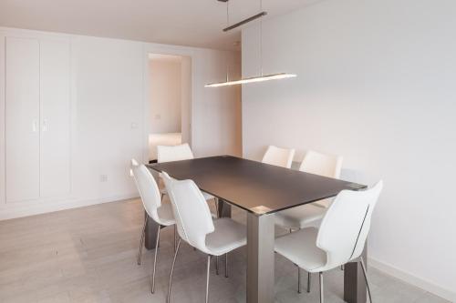 5 Star 3 Bedroom Apartment White Angel