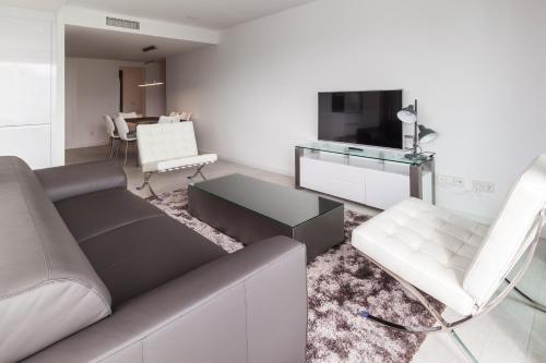 5 Star 3 Bedroom Apartment White Angel