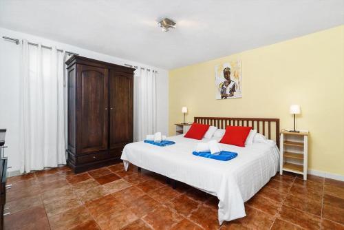 Javea Villa Sleeps 16 With Pool And Wifi