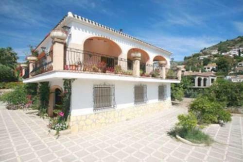 Javea Villa Sleeps 8 With Pool And Wifi