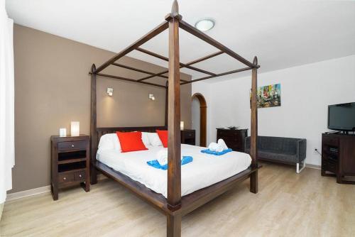 Javea Villa Sleeps 8 With Pool And Wifi