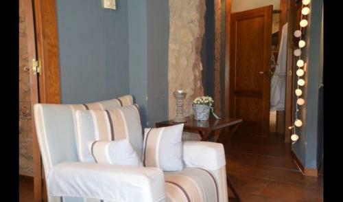 La Llacuna Villa Sleeps 3 With Pool