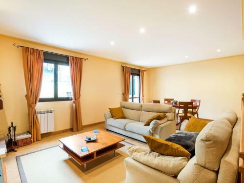 Inviting Holiday Home In Leitza With Jacuzzi