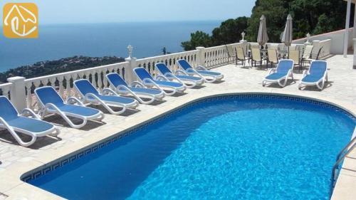 Lloret de Mar Villa Sleeps 17 Pool Wifi