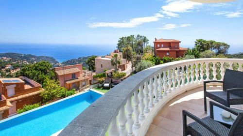 Lloret de Mar Villa Sleeps 6 With Pool