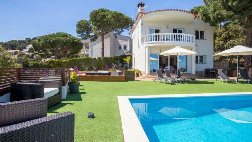 Lloret de Mar Villa Sleeps 6 With Pool
