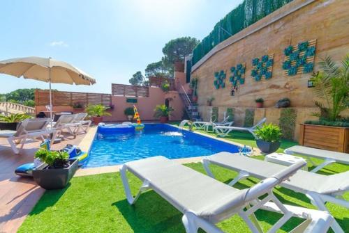 Lloret de Mar Villa Sleeps 10 Pool Wifi