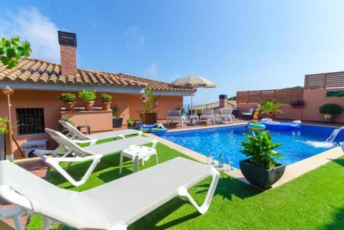 Lloret de Mar Villa Sleeps 10 Pool Wifi