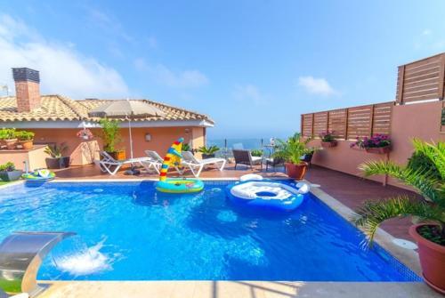 Lloret de Mar Villa Sleeps 10 Pool Wifi