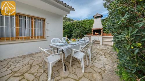 Lloret de Mar Villa Sleeps 12 Pool Wifi