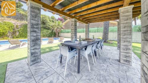 Lloret de Mar Villa Sleeps 12 Pool Wifi